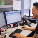 A man using Knowledge Navigator on his computer.