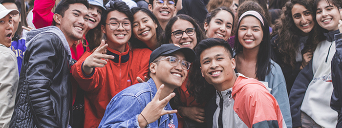 Students enjoy the Fall Fling concert with a variety of musicians on the HUB lawn during Dawg Daze 2019.